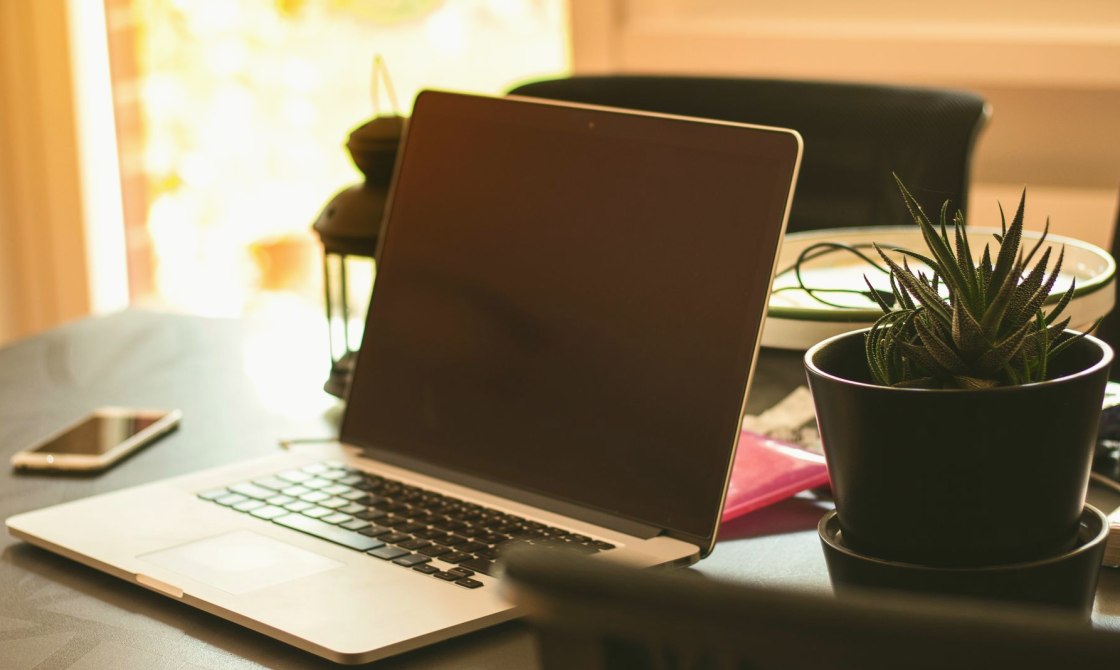 Bærbar skjerm eller eget webkamera: hva gir best bilde i intervjuet?